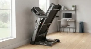 Tapis de course NordicTrack replié et rangé facilement dans une pièce pour montrer son système SpaceSaver